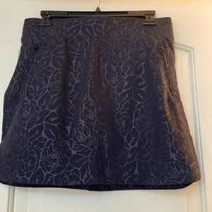 ORVIS NWHT skort. Printed leaves design fabric. Pockets/zipper safety storage